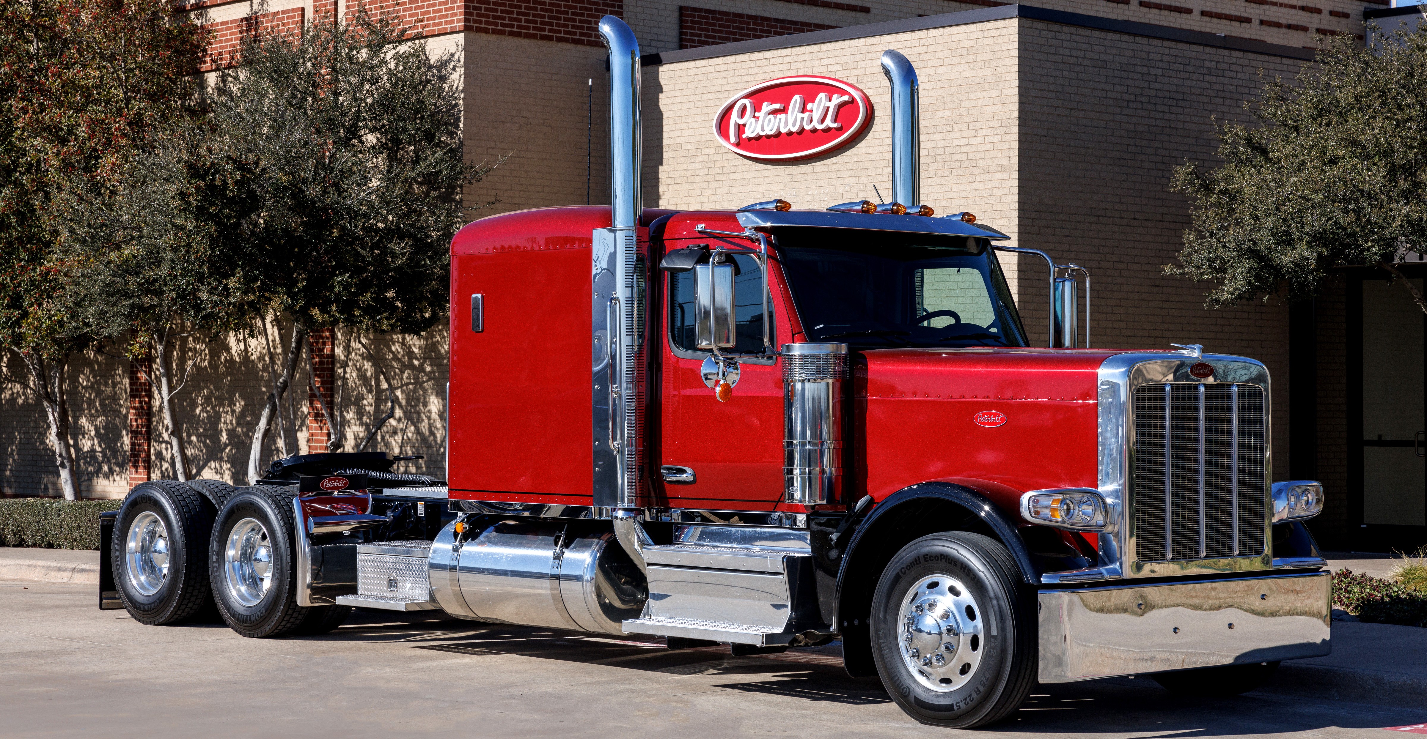 Peterbilt Introduces New 72-Inch Sleeper for Model 589 - Hero image